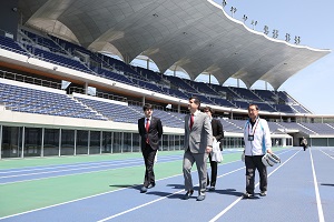 新青森県運動公園陸上競技場の視察風景画像