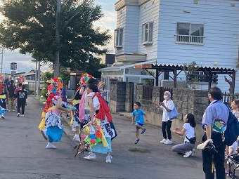 子ども跳ねる